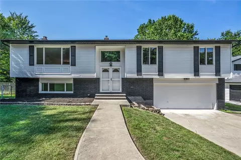 805 Bittersweet Dr, Seven Hills, OH 44131