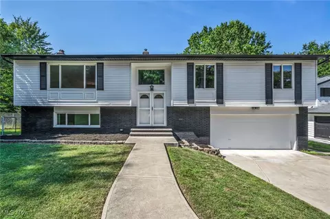 805 Bittersweet Dr, Seven Hills, OH 44131