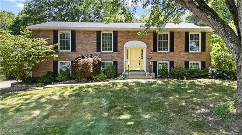 800 Lindy Lane Ave SW, North Canton, OH 44720
