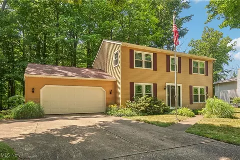 8548 Cornwall Ct, Mentor, OH 44060