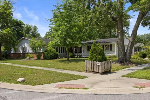 774 Bridle Ln, Berea, OH 44017