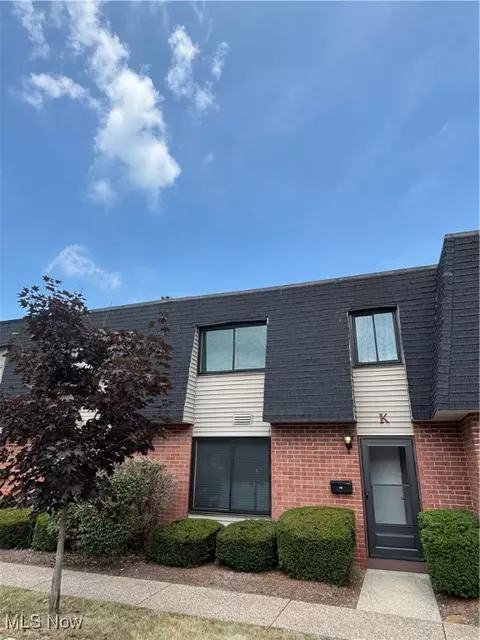 216 Moore Rd #1K, Avon Lake, OH 44012