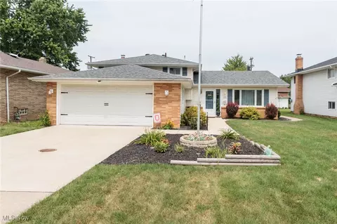 5602 Hollywood Dr, Parma, OH 44129