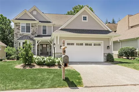 7499 Creekview Trl, Chagrin Falls, OH 44023