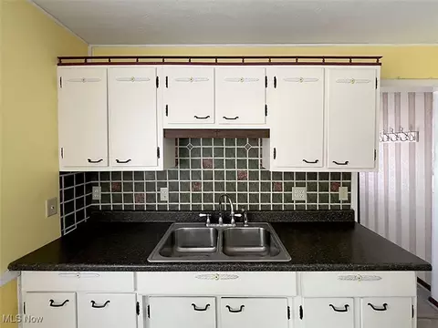 Kitchen - 715 Cornell Ave, Elyria, OH 44035 photo 4 of 4
