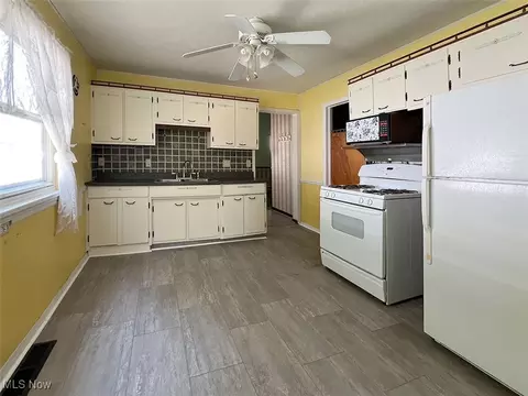 Kitchen - 715 Cornell Ave, Elyria, OH 44035 photo 1 of 4
