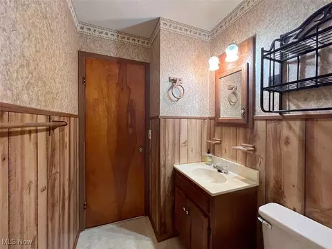 Bath - 715 Cornell Ave, Elyria, OH 44035 photo 2 of 3