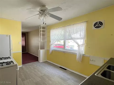 Kitchen - 715 Cornell Ave, Elyria, OH 44035 photo 3 of 4