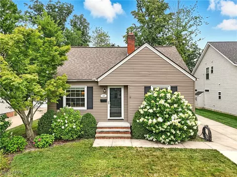469 Canterbury Rd, Bay Village, OH 44140