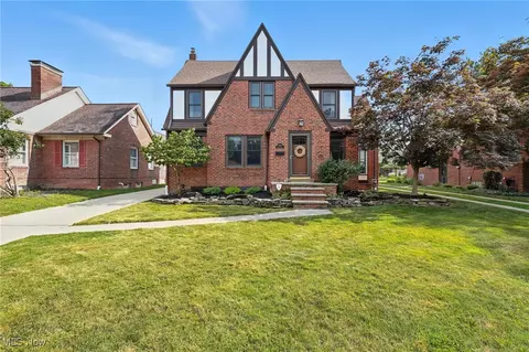 9427 Elsmere Dr, Parma, OH 44130