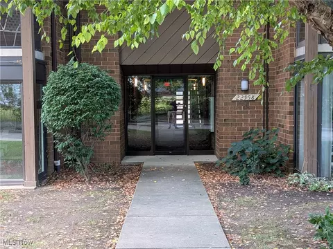 22958 Mastick Rd #103, Fairview Park, OH 44126