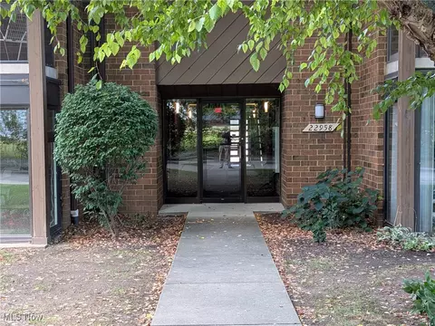 22958 Mastick Rd #103, Fairview Park, OH 44126