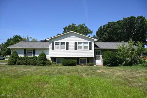 3920 Meadowhill Dr, Mineral Ridge, OH 44440
