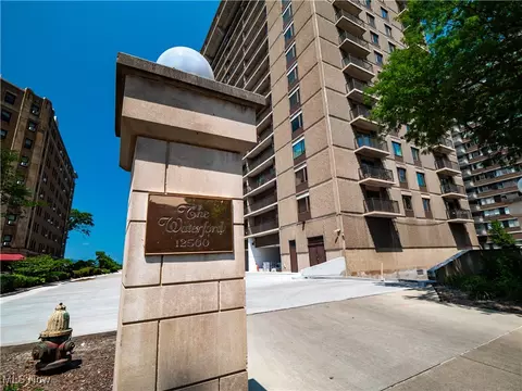 12500 Edgewater Dr #1101, Lakewood, OH 44107