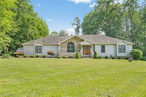 5537 Walnut Grove Cir, Struthers, OH 44471