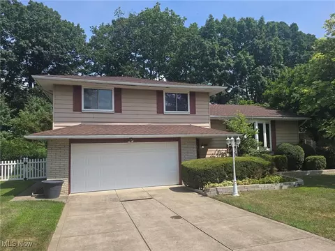 2621 Belmont Dr, Brooklyn Heights, OH 44131
