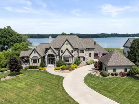 455 Via Avellino St, North Lima, OH 44452