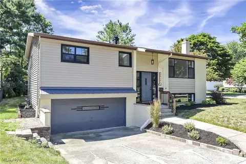 25171 Antler Dr, North Olmsted, OH 44070