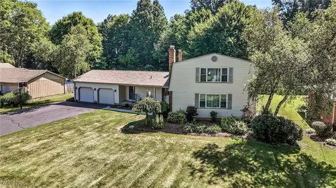 2212 Celestial Dr, Howland, OH 44484