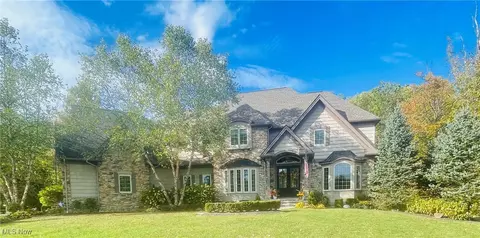 11830 Starbush Ct, Chagrin Falls, OH 44023