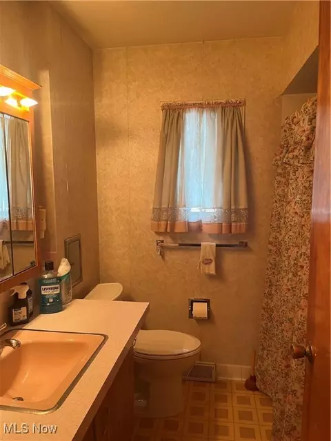 406 Baldwin Rd, Akron, OH 44312 photo 2