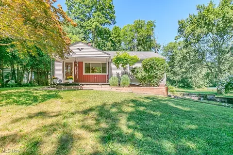 5580 Valley Ln, Solon, OH 44139