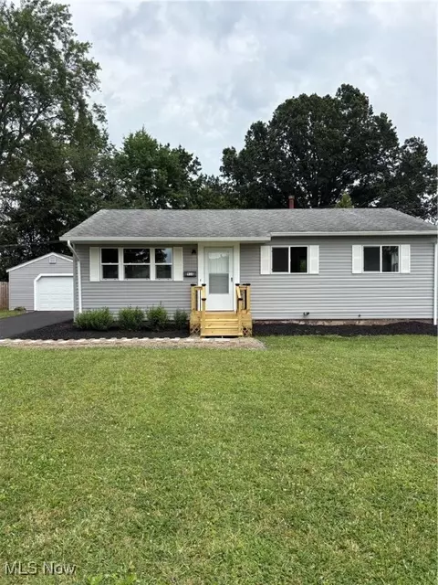 916 Waugh Dr, Hubbard, OH 44425