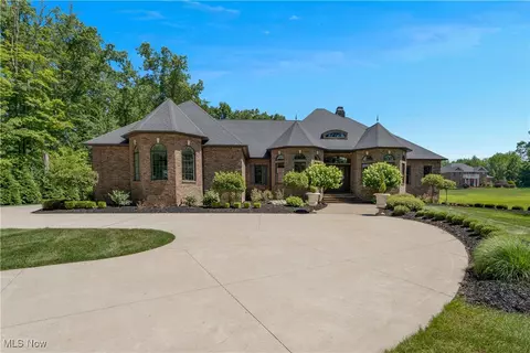 8040 Briarwood Ct, Canfield, OH 44406