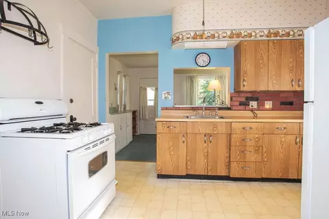 Kitchen - 2013 Everett Ave, Youngstown, OH 44514 photo 1 of 2