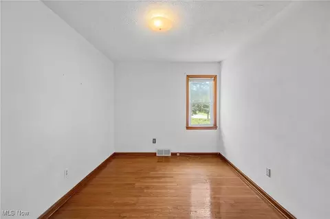 Bedroom - 2156 Pine Ridge Dr, Wickliffe, OH 44092 photo 3 of 6