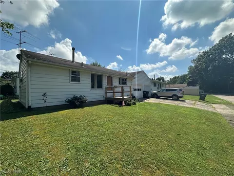 512 Harrison St, Louisville, OH 44641