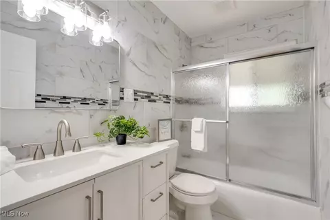 Bath - 1508 Hyde Park Ave, Akron, OH 44310 photo 1 of 2