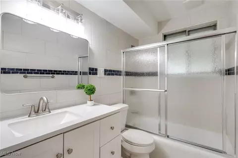 Bath - 1508 Hyde Park Ave, Akron, OH 44310 photo 2 of 2