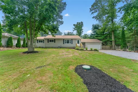 2687 Seifert Lewis Rd, Hubbard, OH 44425