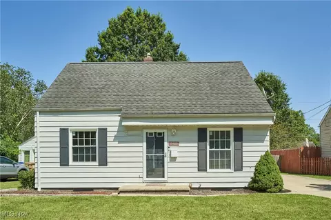 2417 Parkview Dr, Cuyahoga Falls, OH 44223