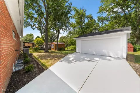 Exterior - 828 Livermore Ln, Elyria, OH 44035 photo 4 of 5