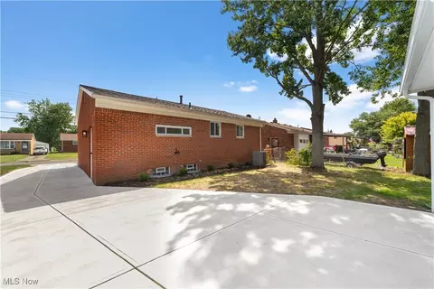Exterior - 828 Livermore Ln, Elyria, OH 44035 photo 3 of 5
