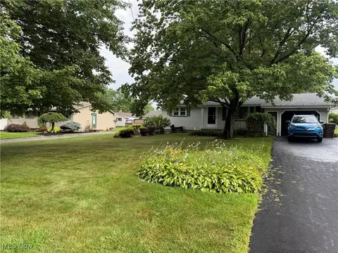 5272 Middletown Rd E, New Middletown, OH 44442