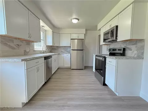 Kitchen - 2577 E Midlothian Blvd, Struthers, OH 44471 photo 5 of 10