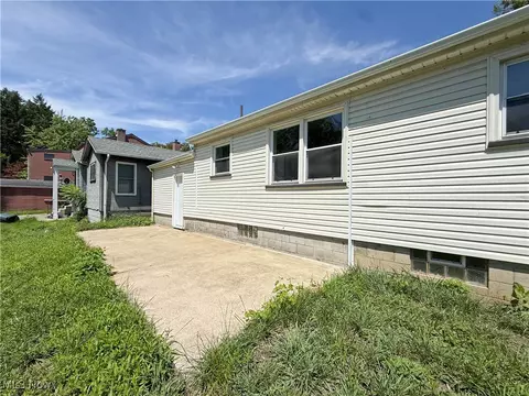 Exterior - 2577 E Midlothian Blvd, Struthers, OH 44471 photo 6 of 7