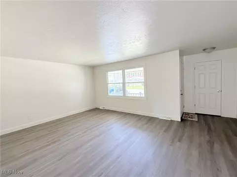 Living - 2577 E Midlothian Blvd, Struthers, OH 44471 photo 3 of 4