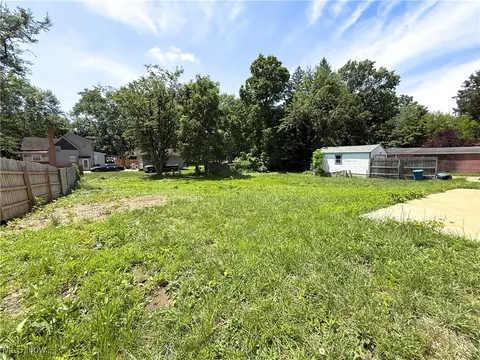 Exterior - 2577 E Midlothian Blvd, Struthers, OH 44471 photo 5 of 7