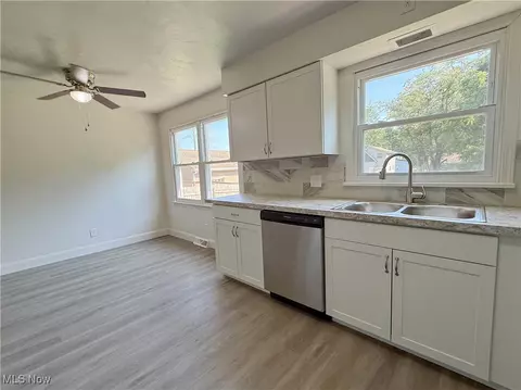 Kitchen - 2577 E Midlothian Blvd, Struthers, OH 44471 photo 2 of 10