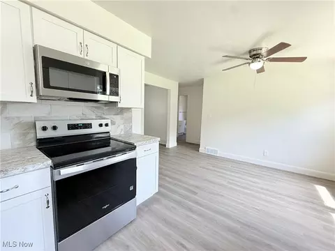 Kitchen - 2577 E Midlothian Blvd, Struthers, OH 44471 photo 8 of 10