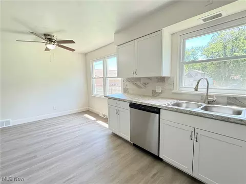 Kitchen - 2577 E Midlothian Blvd, Struthers, OH 44471 photo 3 of 10