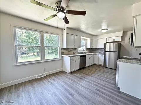 Kitchen - 2577 E Midlothian Blvd, Struthers, OH 44471 photo 9 of 10