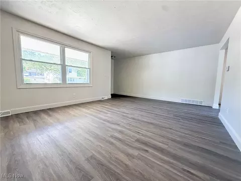 Living - 2577 E Midlothian Blvd, Struthers, OH 44471 photo 1 of 4