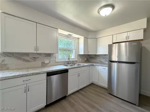 Kitchen - 2577 E Midlothian Blvd, Struthers, OH 44471 photo 1 of 10