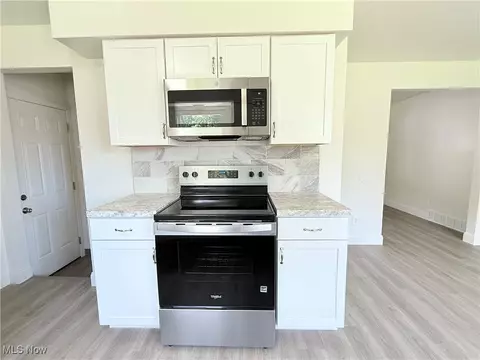 Kitchen - 2577 E Midlothian Blvd, Struthers, OH 44471 photo 6 of 10