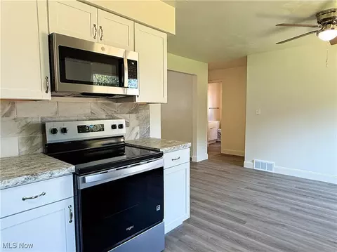 Kitchen - 2577 E Midlothian Blvd, Struthers, OH 44471 photo 7 of 10